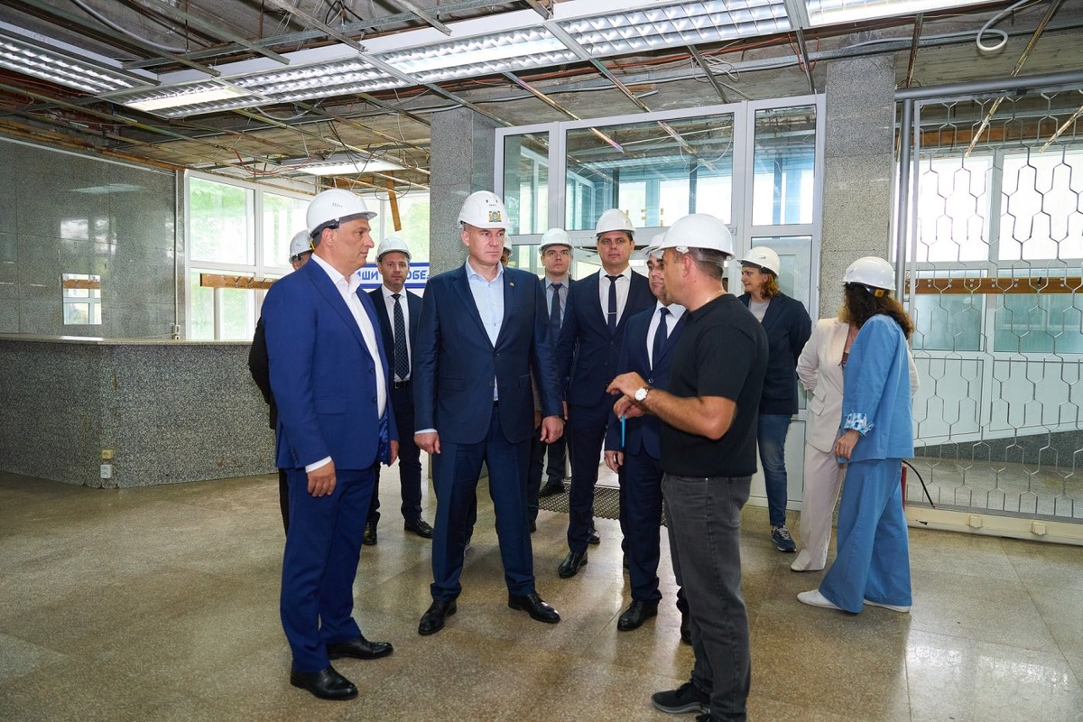    Губернатор ХМАО посетил объекты строительства и капитального ремонта в Радужном