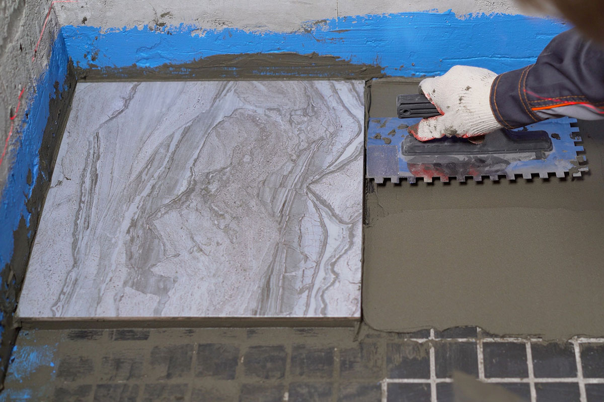 Новую плитку можно класть на старую, но не всегда. Источник: Shutterstock📷
