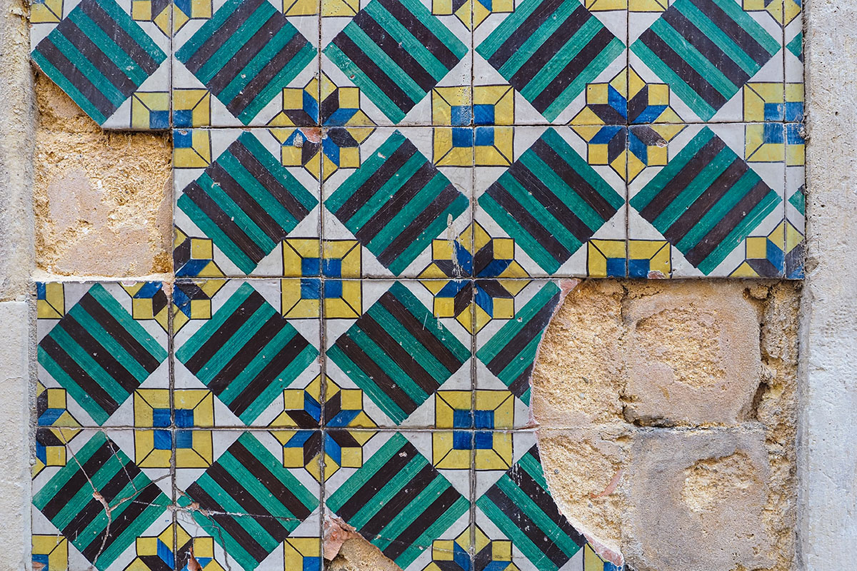 Если старый кафель в трещинах, сколах или лежит неровно — лучше его демонтировать. Источник: Shutterstock📷
