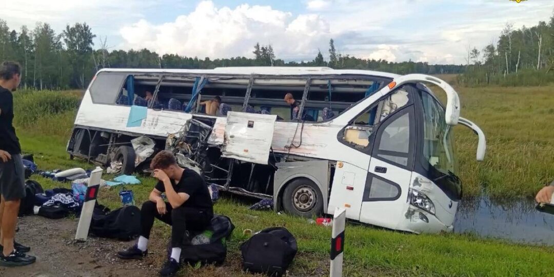 На «трассе смерти» в Омской области автобус с тюменскими футболистами попал в массовое ДТП с фурой