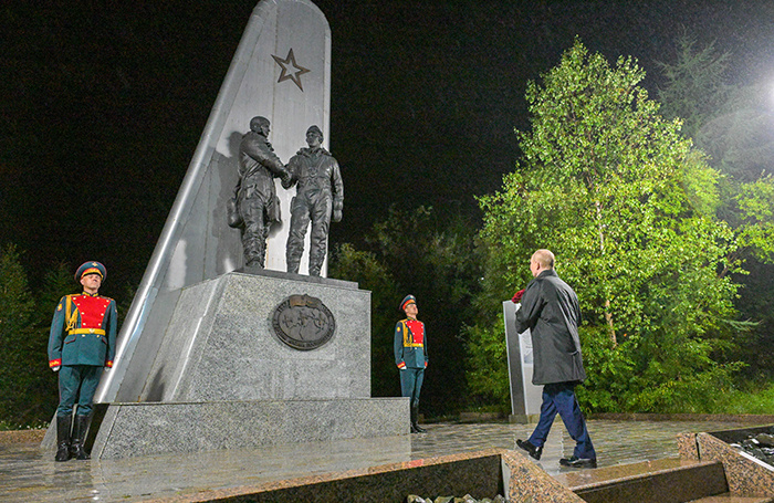     Президент РФ Владимир Путин во время возложения цветов к мемориалу «Героям АлСиба».Алексей Никольский/POOL/ТАСС