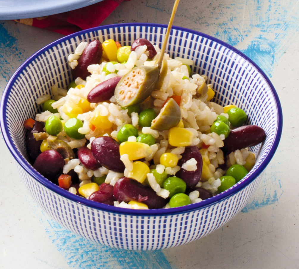 Салат из бурого риса, фасоли и кукурузы