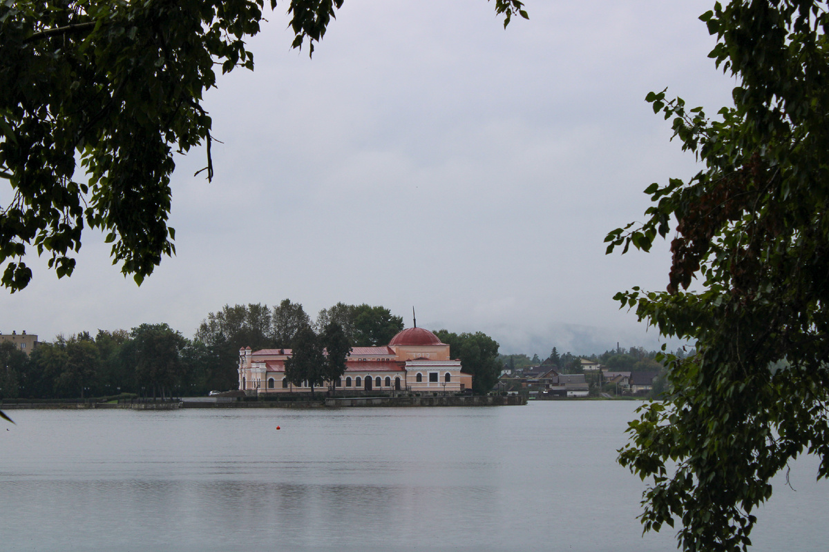 Городской пруд и вид на горы Сугомак и Егоза, скрытые за облаками