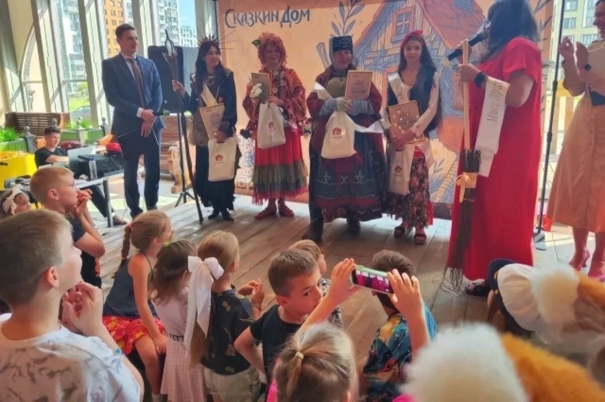    «ЯгаФест» в Петербурге собрал актеров и детей на праздник русской сказки