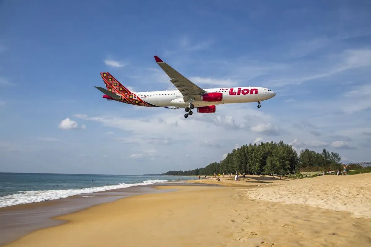     Самолет Lion Air совершает посадку на Пхукете. © "Интерфакс". Андрей Щетинин
