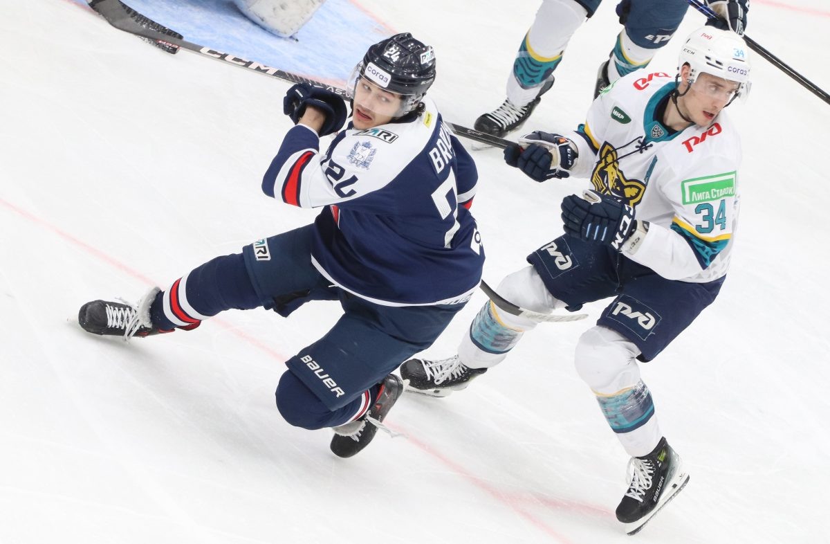    Защитник сборной Казахстана Дмитрий Бреус представлял «Торпедо» на двух последних чемпионатах мира в элитном дивизионе