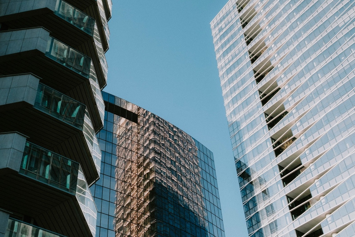 https://unsplash.com/photos/a-couple-of-tall-buildings-next-to-each-other-M-iDipDhgP0