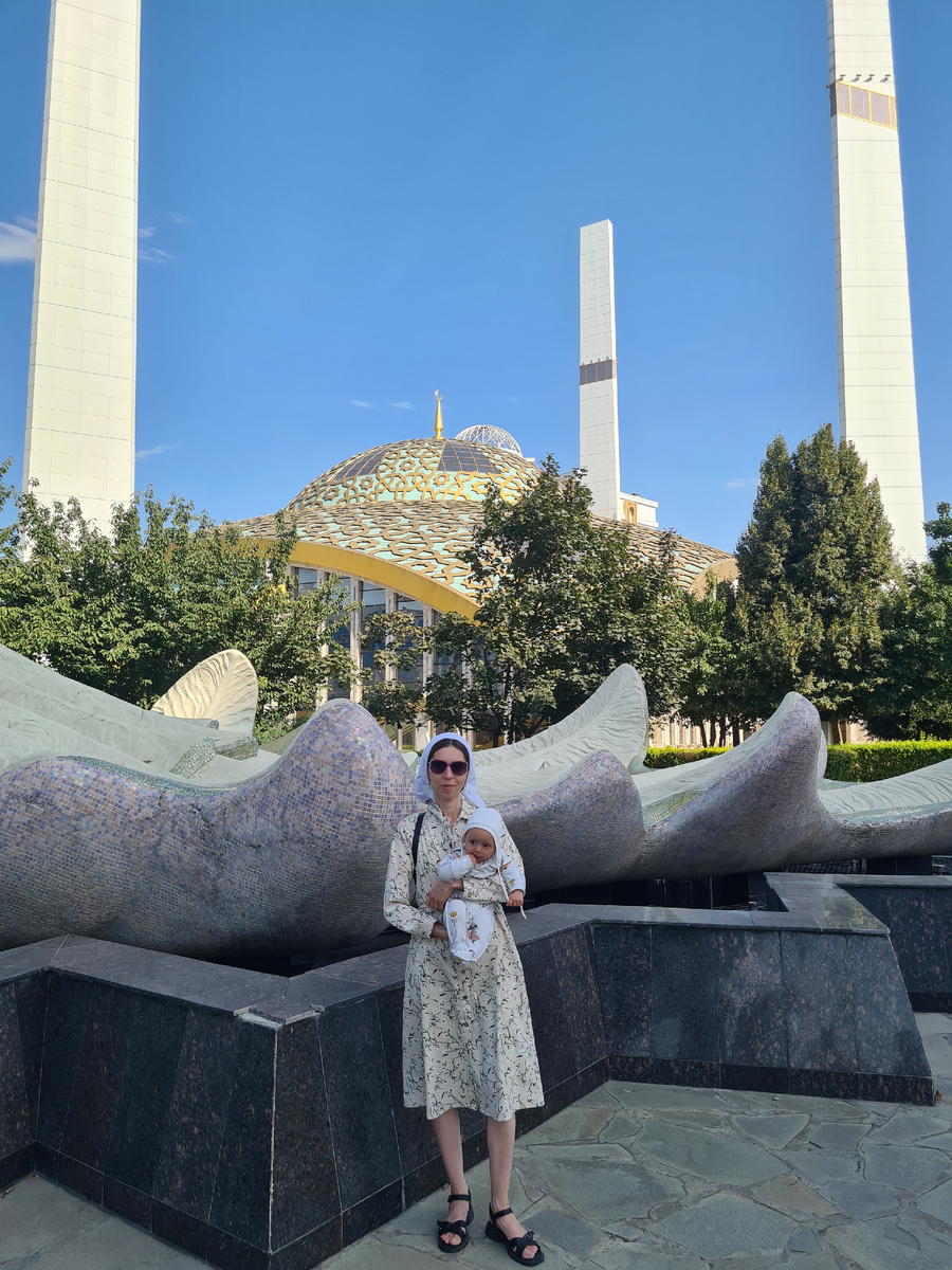 Возле мечети "Сердце матери"