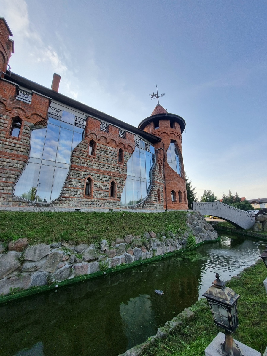Замок Нессельбек. Даже ров с водой есть