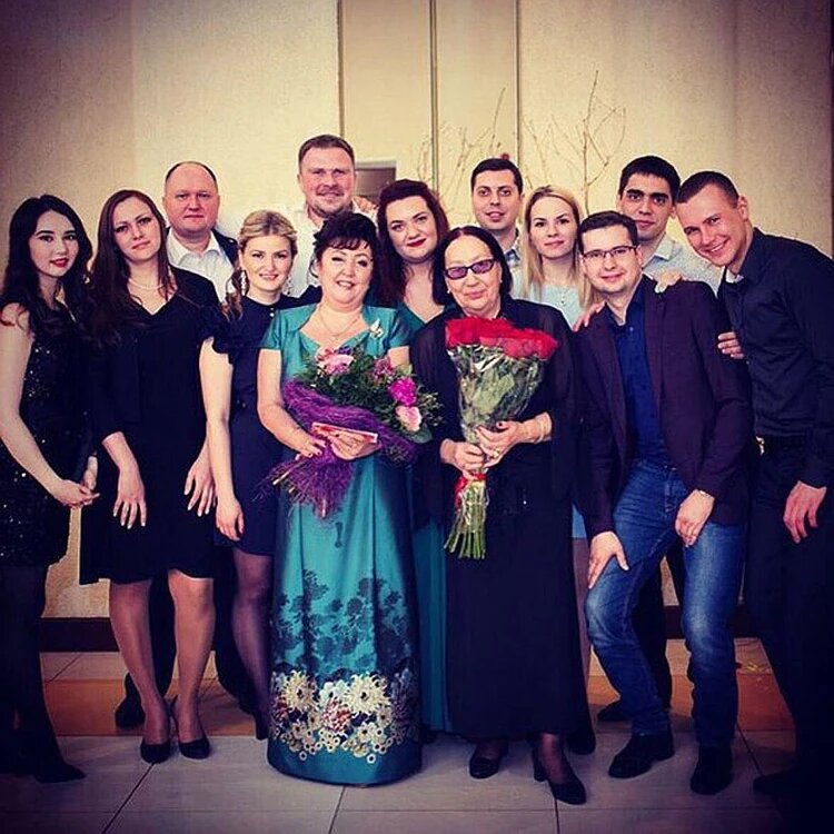 Многие выпускники прходят навестить первого педагога. Фото предоставлены Еленой Никитиной.