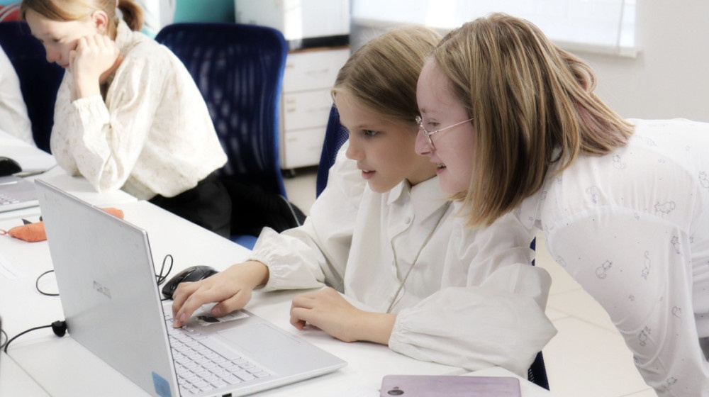    Школьники на тропе денег