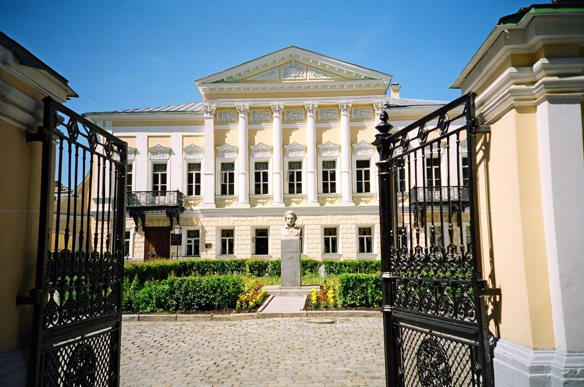 2 (15) мая 1900 года библиотека открыла двери для посетителей.