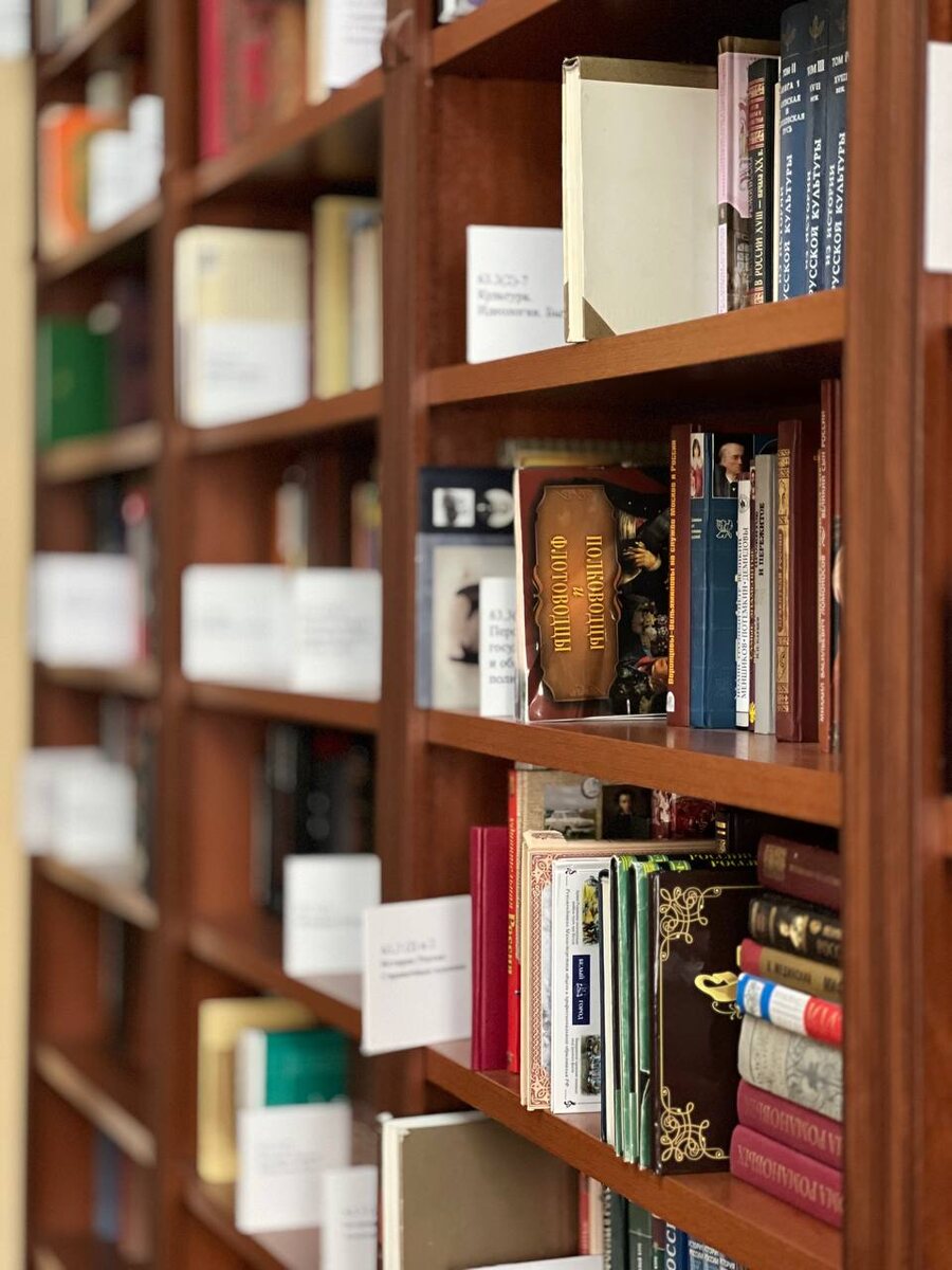 Среди книг есть много редких и старинных изданий
