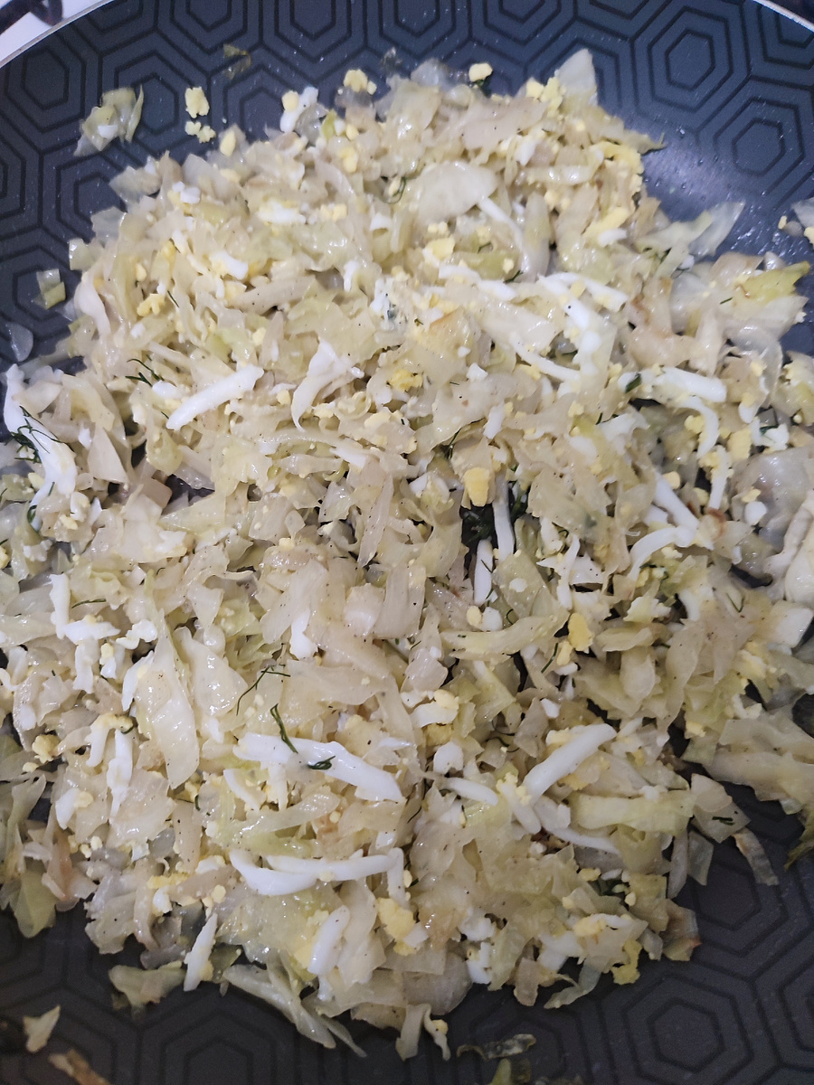 К капусте добавляем зелень и яйцо