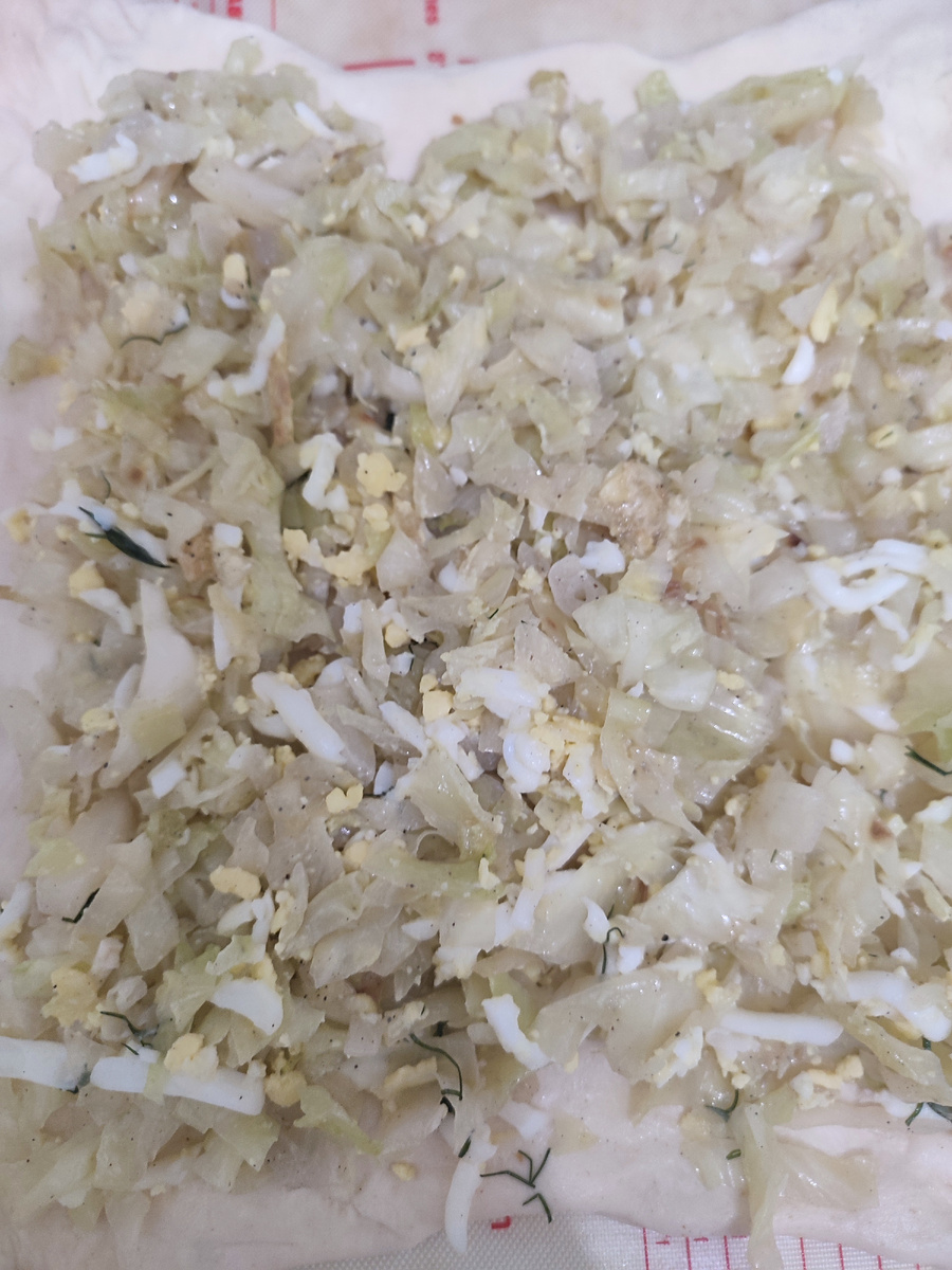 Я раскатываю сразу на силиконовом коврике