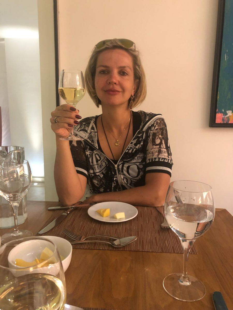 Прошло несколько дней в отпуске и уже без косметики лицо и волосы ожили.