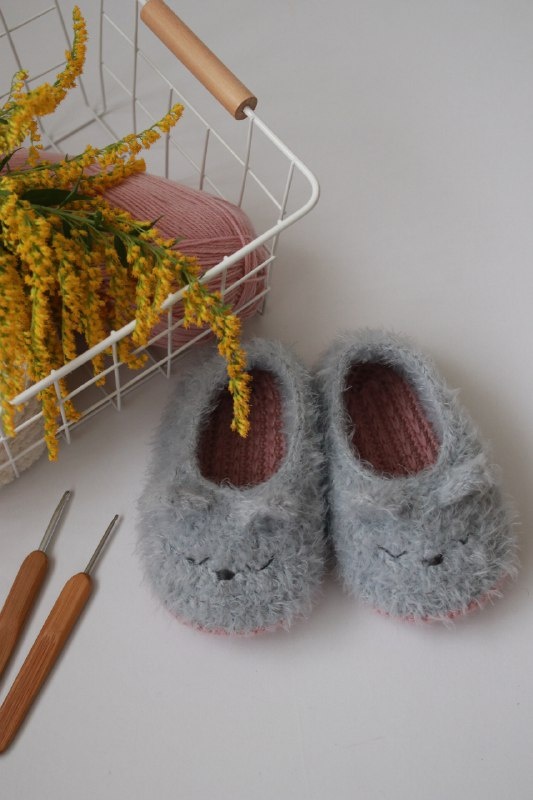 Из этой пряжи получились очаровательные тапочки и еще воротничок