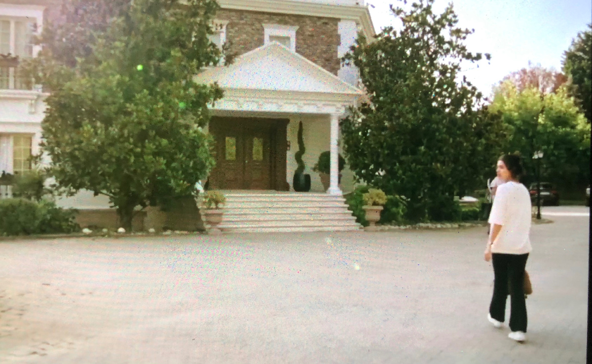 Аслы с мамой приезжают в дом Асланов