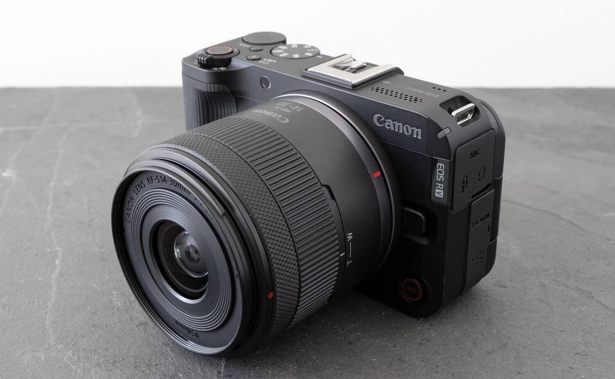    Внешне Canon R50 V выглядит компактной, стильной и современной / Фото: cameralabs.com