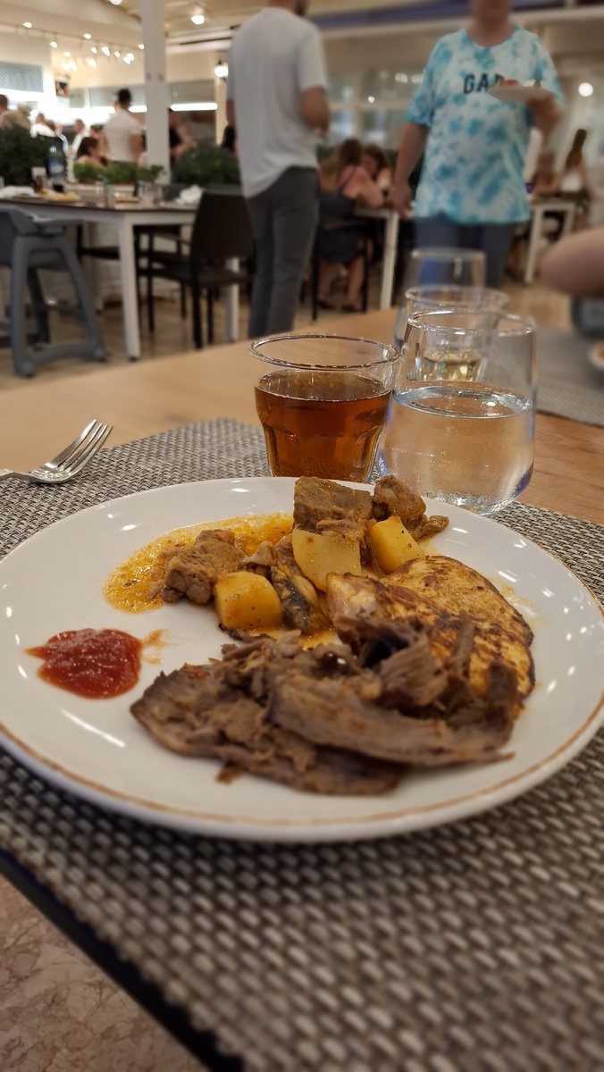 Индейка на гриле, мясо на вертеле, жаркое, кетчуп, холодный чёрный чай с персиком, вода.