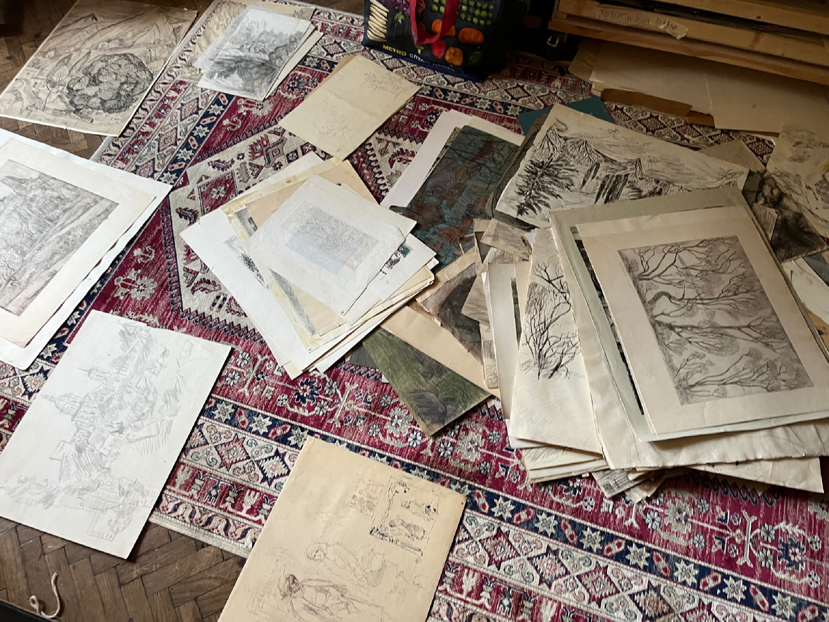 Примерно так выглядел процесс переборки произведений из моей коллекции. Сначала было нужно разобрать и отделить большие картины от маленьких, рисунки карандашом и пастели сложить отдельно, акварели переместить в другую папку. 