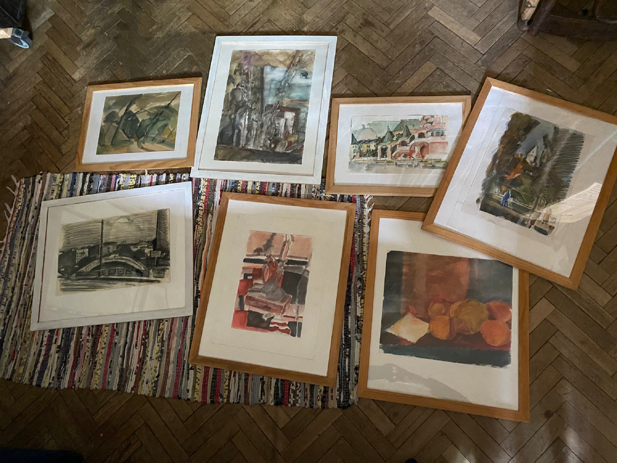 Среди картин родителей есть уже оформленные. Эти картины отец носил на выставки.