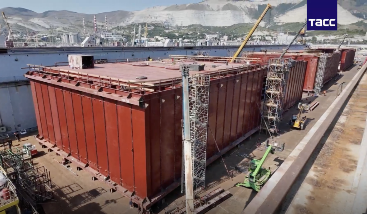     В Новороссийске завершается сборка трех саркофагов для обломков танкеров. Источник: tass.ru Автор фото: © "Нацпроектстрой"