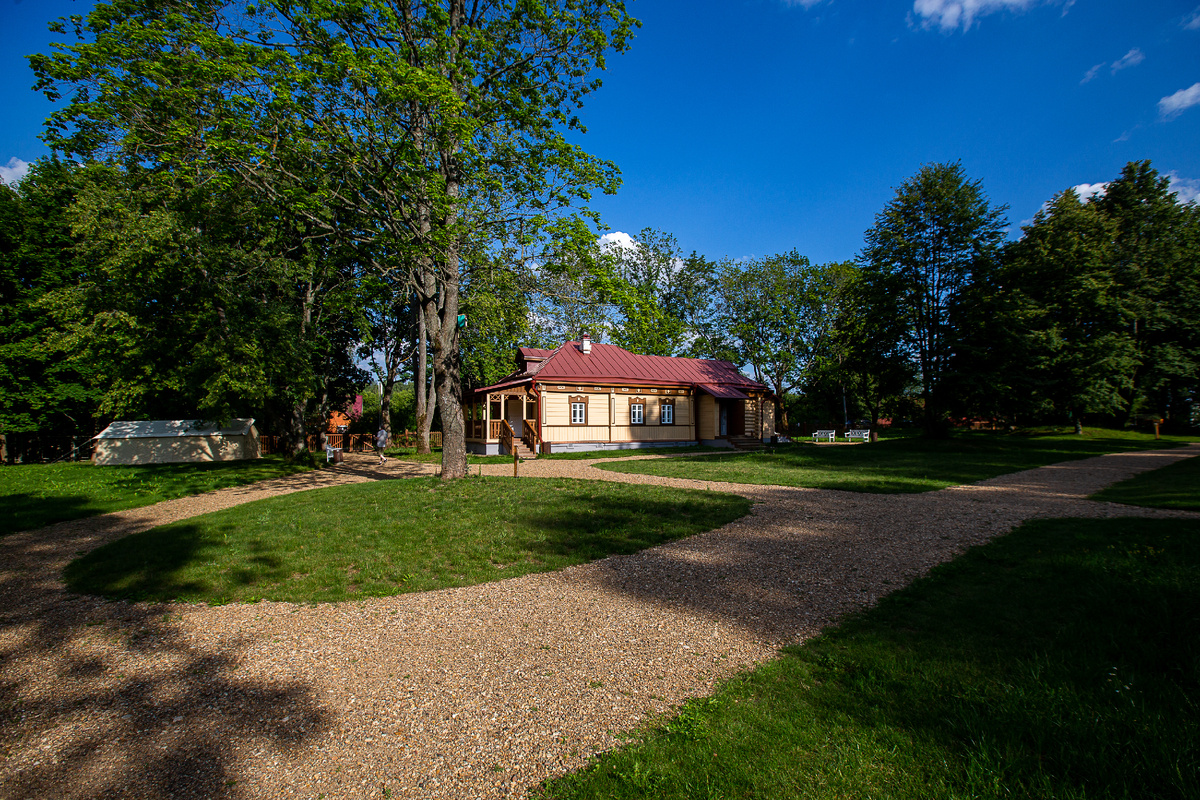 Усадьба Даровое. Флигель - единственная сохранившаяся усадебная постройка. Сегодня в нём располагаются музейные экспозиции. Деревня Даровое, муниципальный округ Зарайск, Московская область. Фото автора статьи 