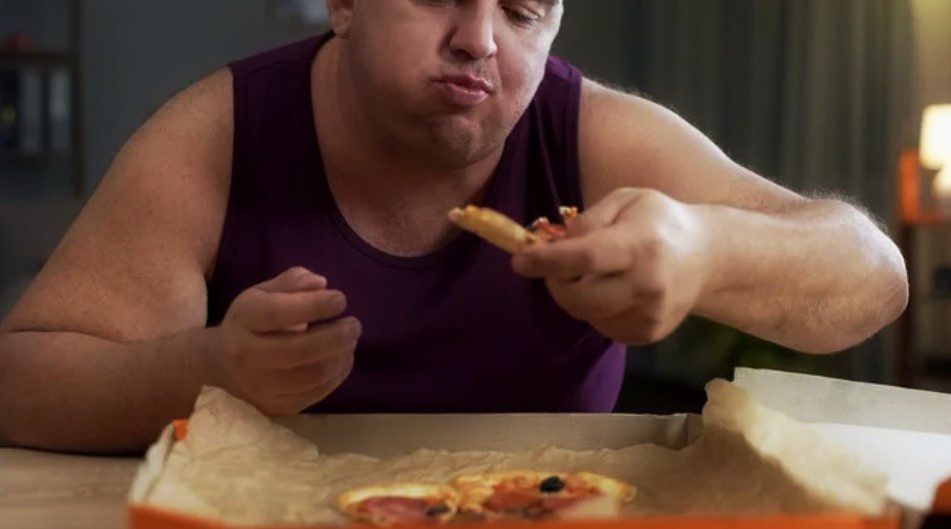 Сладкий чай, булочки, фастфуд на заправке, колбаска на ужин — типичный рацион. Итог: уровень сахара в крови растёт, а человек об этом даже не подозревает.
