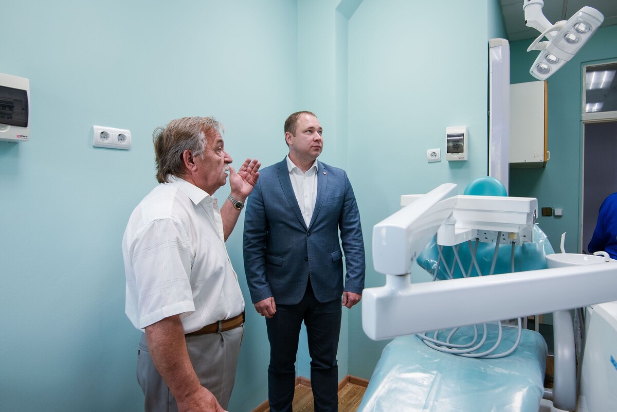  Главврач стоматологии Сергей Митрофанов и директор по социальным вопросам комбината Анатолий Колестинский 