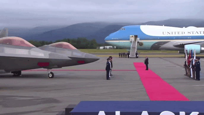    ПРЕЗИДЕНТ США ДОНАЛЬД ТРАМП ЛИЧНО ВСТРЕТИЛ ВЛАДИМИРА ПУТИНА У САМОЛЁТА. ВИДЕО: ВОЕННЫЙ ОБОЗРЕВАТЕЛЬ