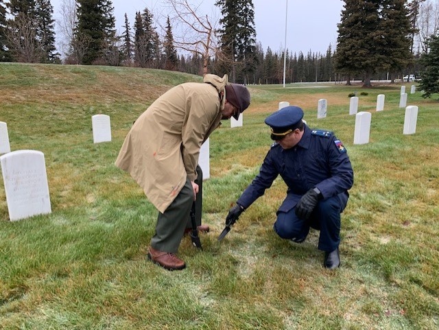     Делегация из России берёт землю с могил советских лётчиков для храма Вооружённых сил. 2019 год. Анкоридж, штат Аляска, США. / Из личного архива Галины Томиссер