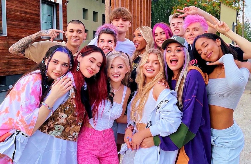 

XO Team — это не только TikTok-дом, но и бренд-имидж: в Москве-Сити жители снимают разный контент. В команде было около 13 участников, включая Мари Сенн, Германа Черных, Тима Сорокина, Еву Миллер, Мишель Кеннелли, Лизу Василенко и других, которые со временем покинули проект. В интервью Naluda Magazine Мари подчёркивала: проект задумывался как сообщество продюсеров, блогеров, музыкантов, создающее медийных личностей, а не просто короткие TikTok-видео.