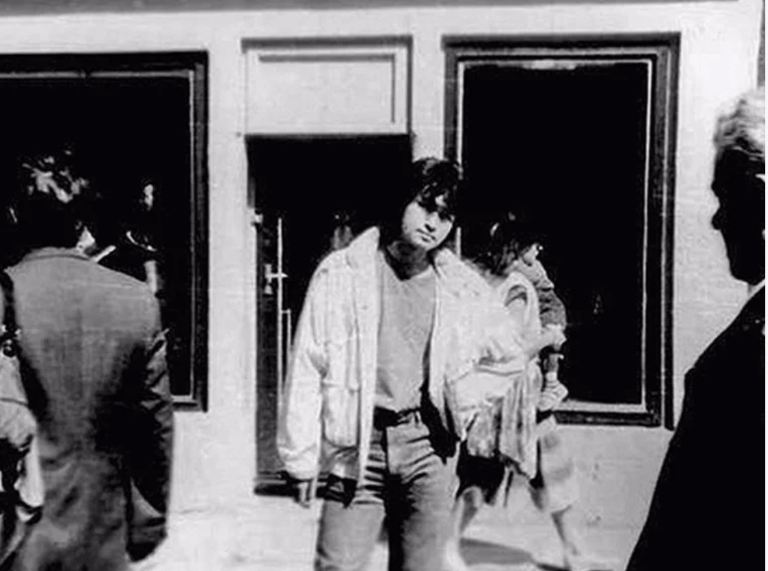 Одна из последних фотографий Цоя в 1990-м году. Фото: Издательство АСТ (Источник: https://multiurok.ru/index.php/blog/nieizviestnyi-viktor-tsoi-otkroviennyie-priznaniia-ottsa-rok-zviezdy.html)