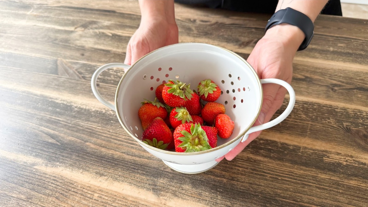 Но можно готовить и не только с клубникой! Попробуйте сделать с малиной, вишней, смородиной, голубикой… Или даже с фруктами (например, добавьте яблоки)