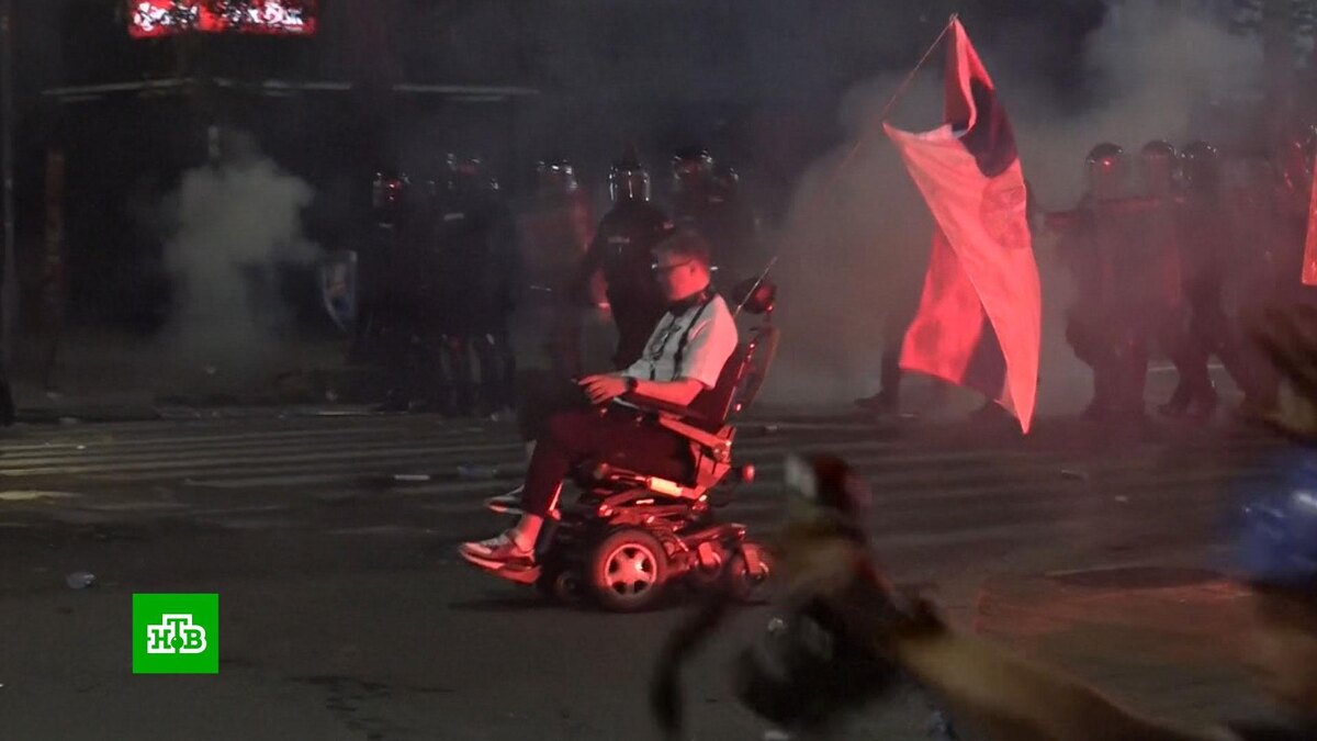    Более 40 полицейских пострадали при протестах в Сербии