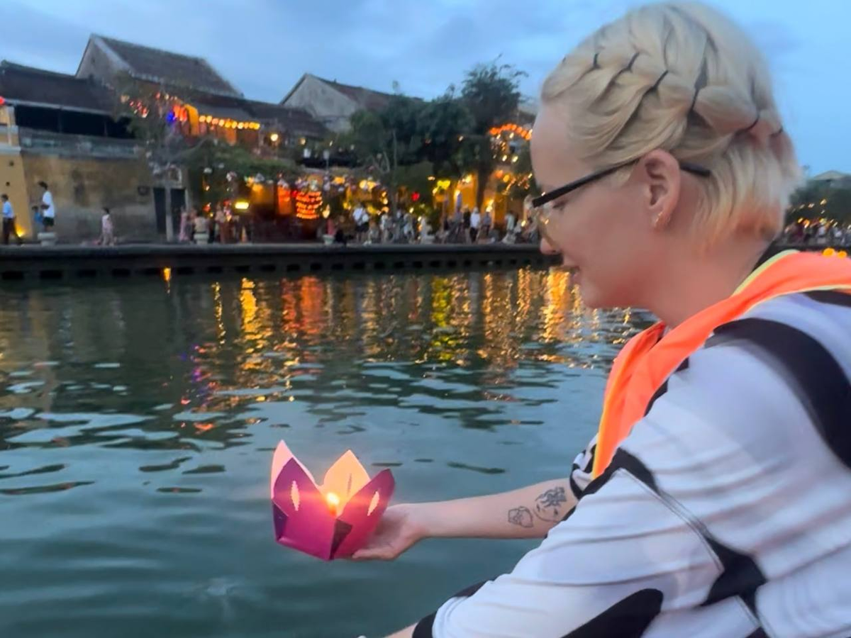 Учусь местным традициям: запускаю фонарик по воде, что означает освобождение от плохих мыслей и привлечение удачи