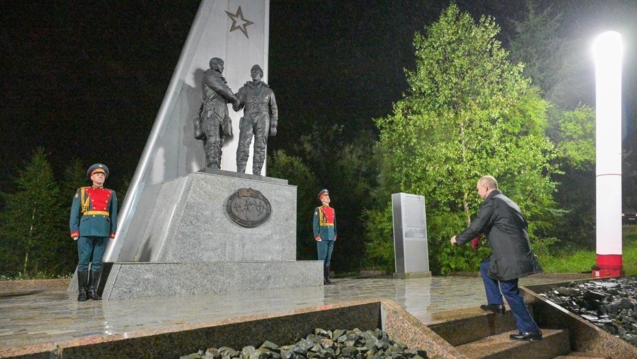    Президент РФ Владимир Путин во время возложения цветов к мемориалу "Героям АлСиба". Автор фото: Алексей Никольский/POOL/ТАСС