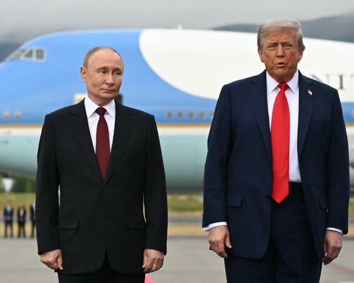 Дональд Трамп и президент России Владимир Путин позируют на подиуме на взлетно-посадочной полосе после прибытия на объединенную базу Элмендорф-Ричардсон в Анкоридже, Аляска. Фото: Эндрю Кабальеро-Рейнольдс/AFP/Getty Images