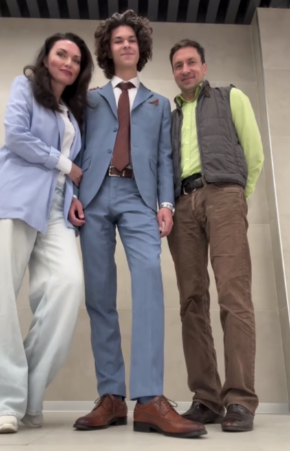 Юлия Такшина с мужем Григорием Антипенко и сыном-студентом Иваном Антипенко. Источник: личная страница героя в соцсети.