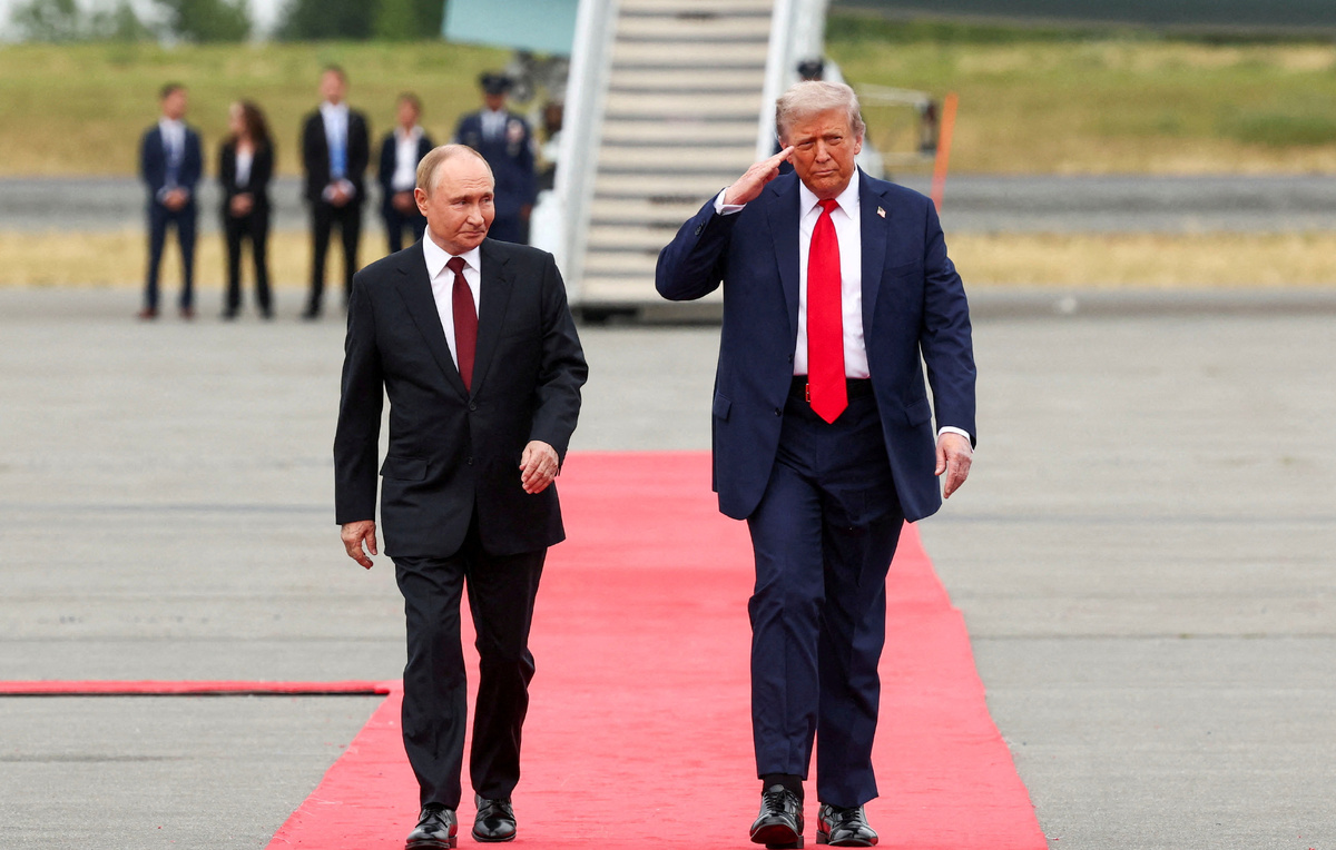    Президент РФ Владимир Путин и президент США Дональд Трамп  REUTERS/Kevin Lamarque