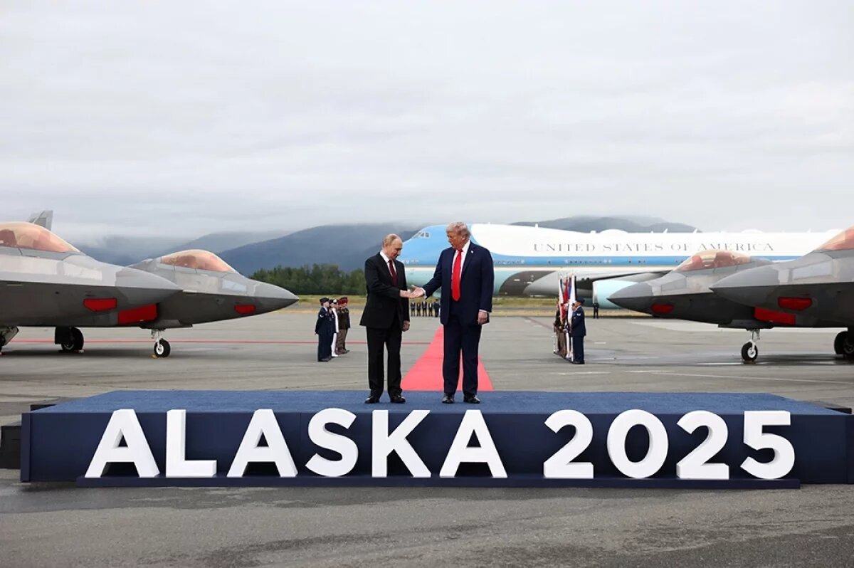    Самолеты ВВС США пролетели над базой в Анкоридже во время начала саммита