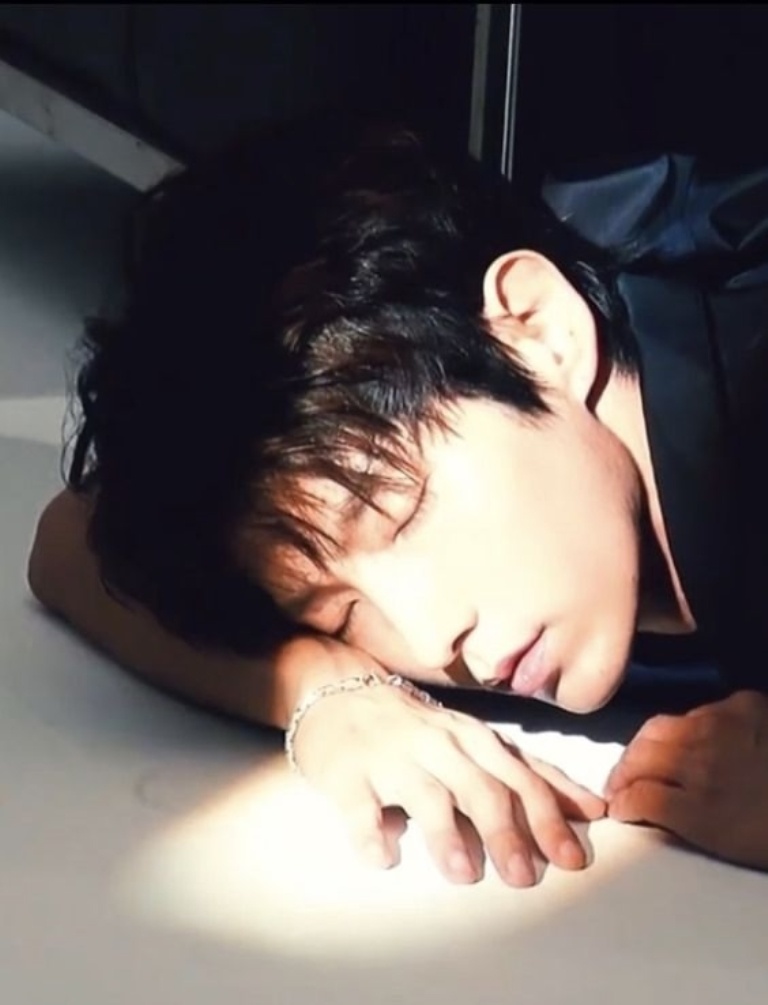 Вот так бывает прикорнёшь летом и видятся тебе сказочные страны, где не бывает плохой погоды и вообще ничего плохого не бывает. А солнце всегда ласковое и игривое. И где у людей нет ни проблем, ни забот.