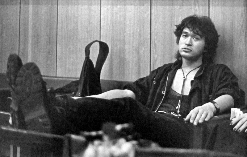 «Он мог поднять человека с колен»: Виктор Цой в воспоминаниях друзей и единственного сына