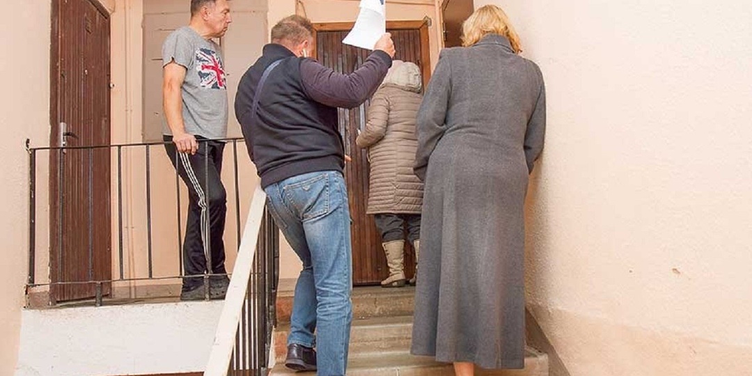 Соседи могут заставить вас даже перевесить дверь на другую сторону, если она им мешает — пример из практики