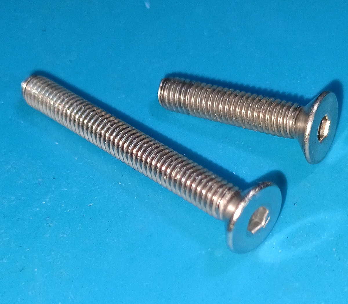 На фото старые - короткие, новые - длиннее