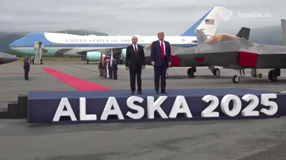    Встреча Владимира Путина и Дональда Трампа на летном поле Анкориджа. Источник: @news_kremlin