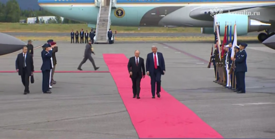    Встреча Владимира Путина и Дональда Трампа на летном поле Анкориджа. Источник: @news_kremlin
