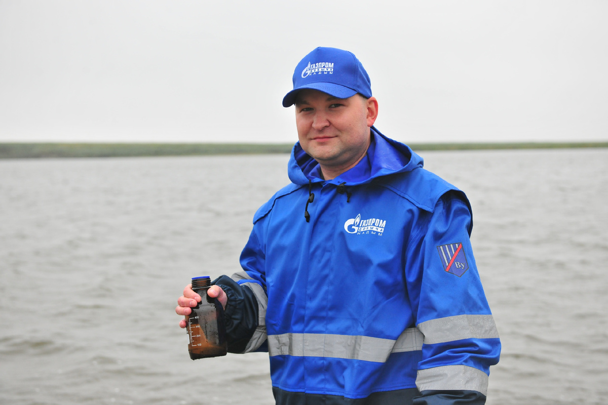 Иван Фёдоров, гидролог Инженерно-технического центра, отбирает пробы компонентов природной среды
