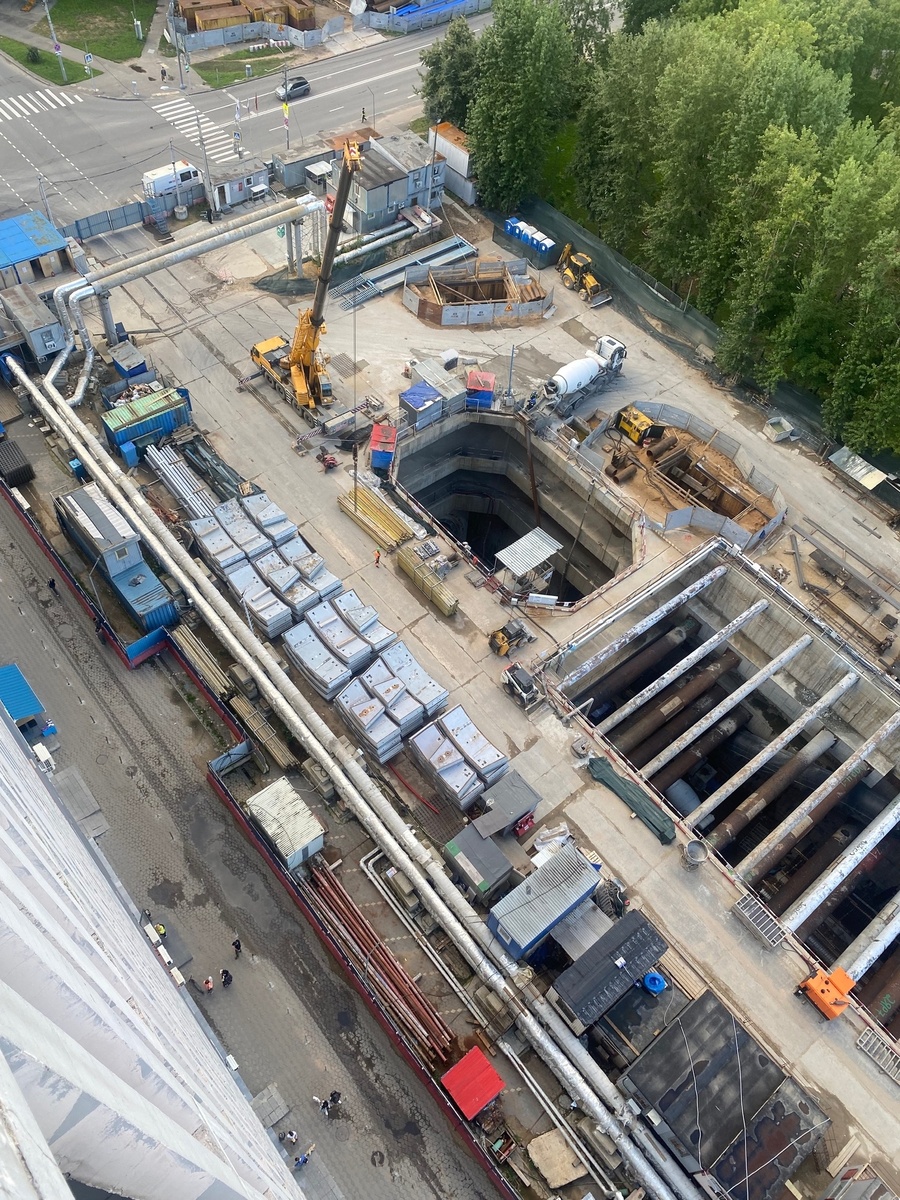 📷 1.1: Ведутся работы по возведению основных конструкций будущих тоннелей на участке от монтажной камеры до оборотных тупиков. Монолитные работы ведутся и в самом тоннеле.